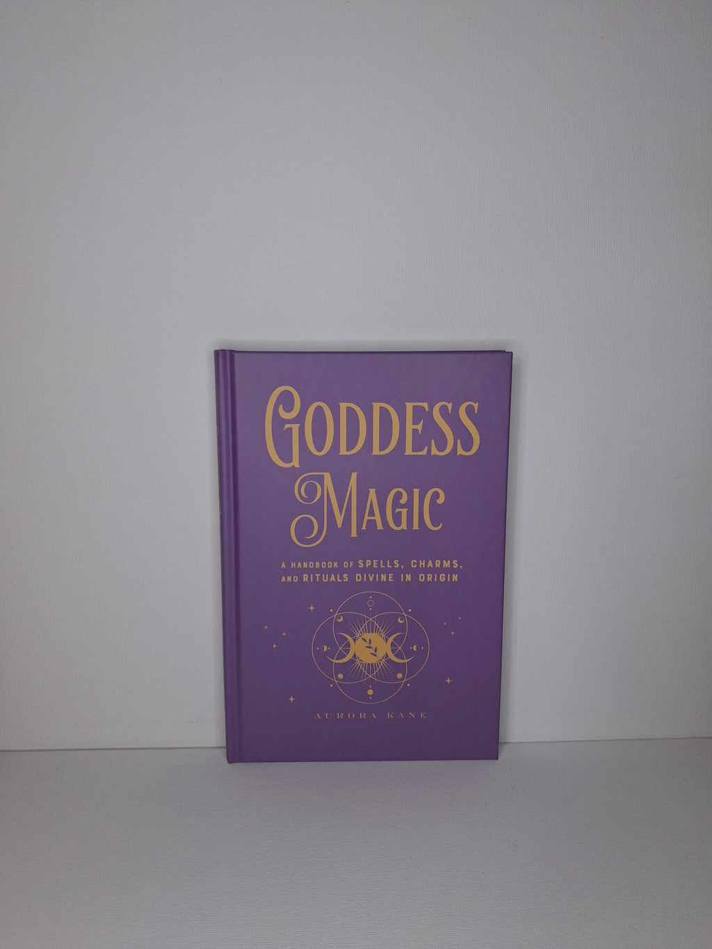 Goddess Magic: A Handbook of Spells, Charms, and Rituals Divine in Origin - Aurora Kane