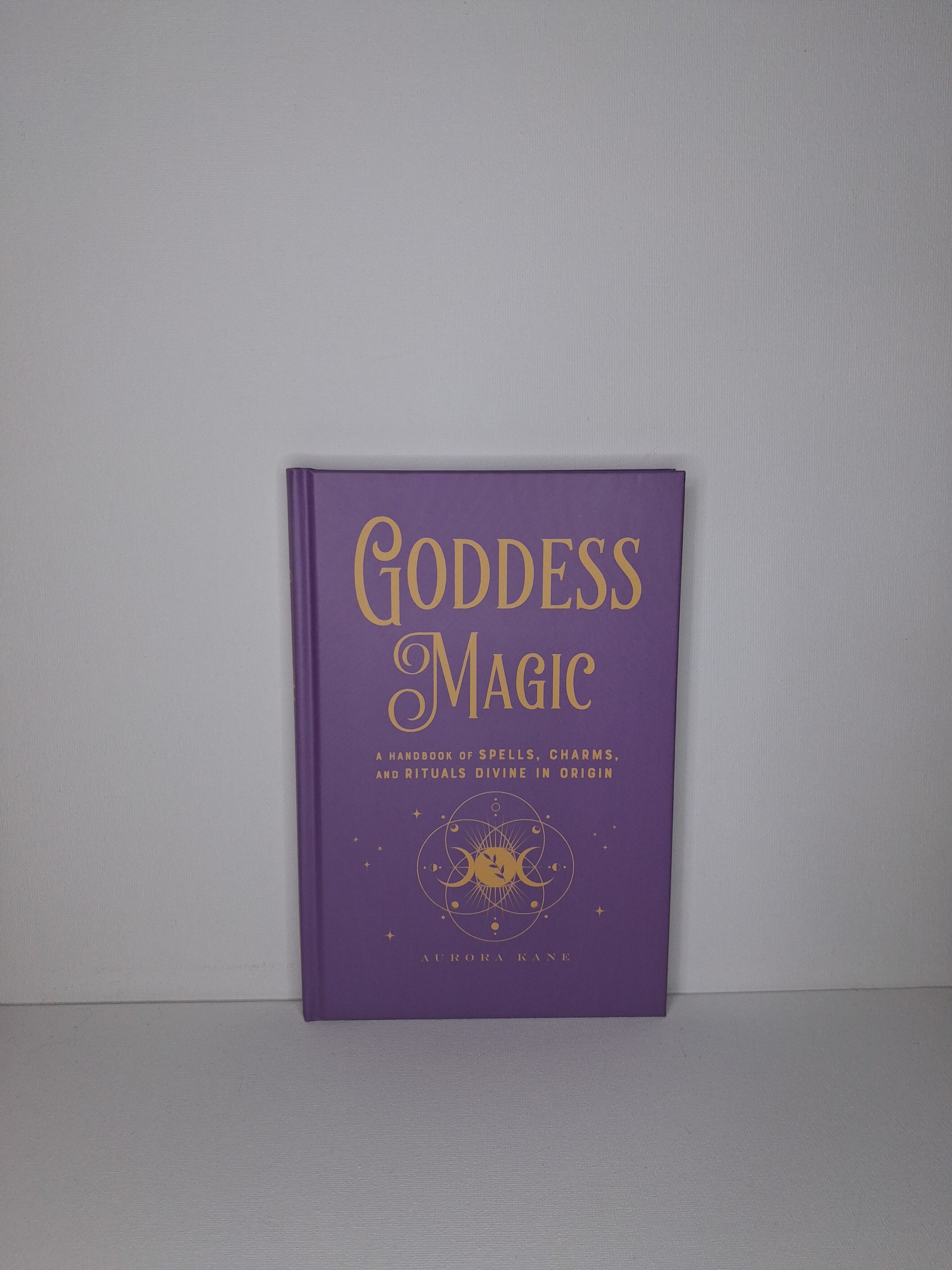 Goddess Magic: A Handbook of Spells, Charms, and Rituals Divine in Origin - Aurora Kane