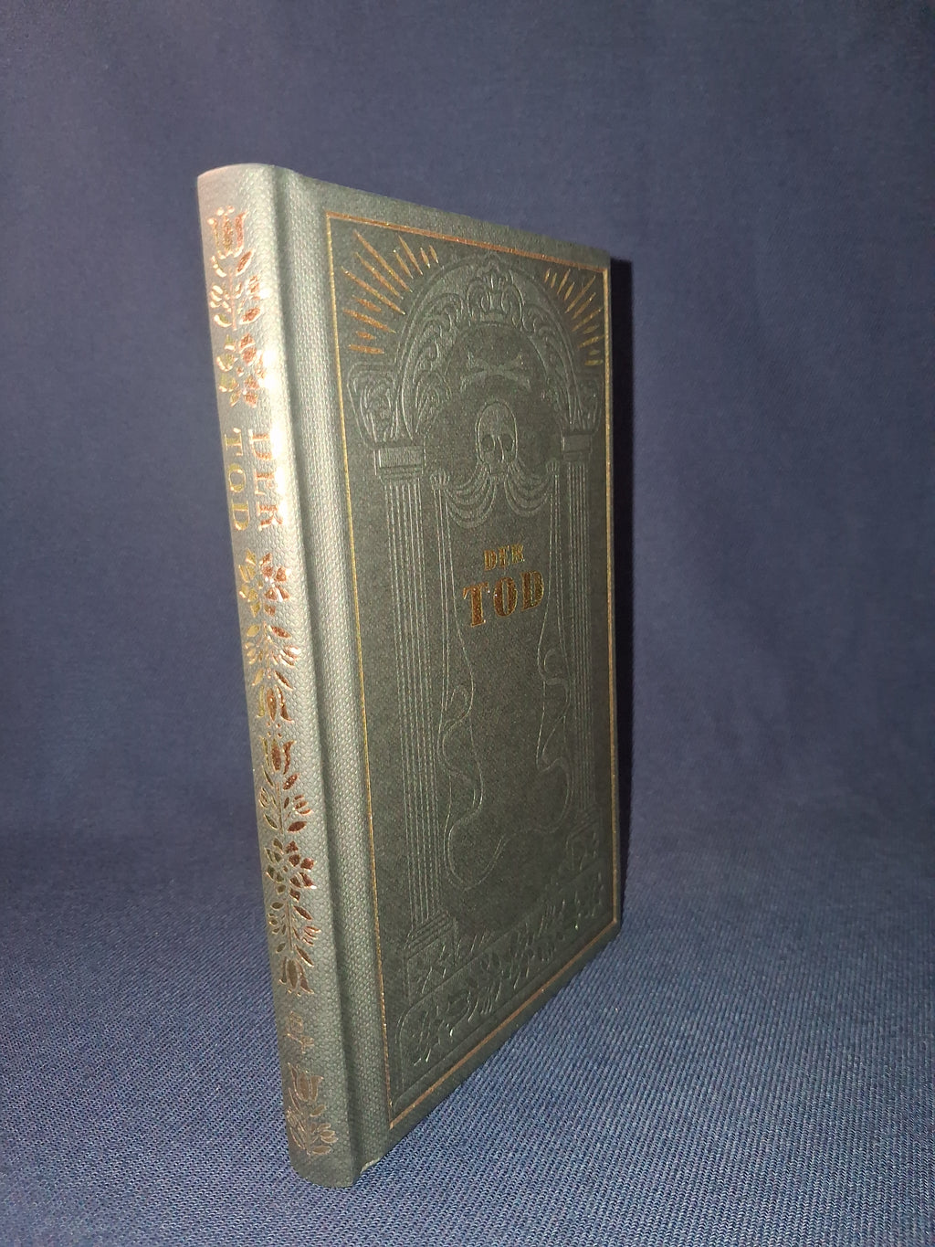 Der Tod: An Anthology of German Death Poetry | Bilingual English & German Hardcover