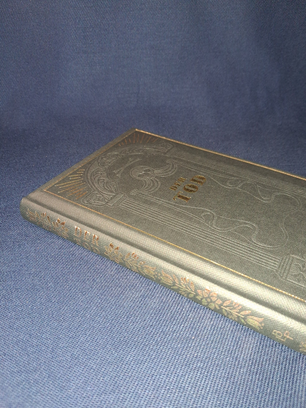 Der Tod: An Anthology of German Death Poetry | Bilingual English & German Hardcover