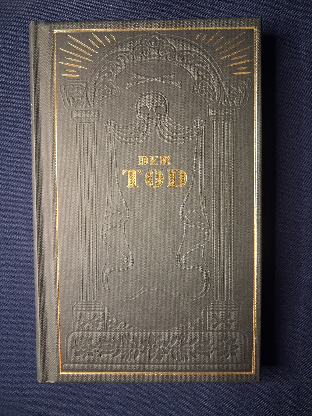 Der Tod: An Anthology of German Death Poetry | Bilingual English & German Hardcover